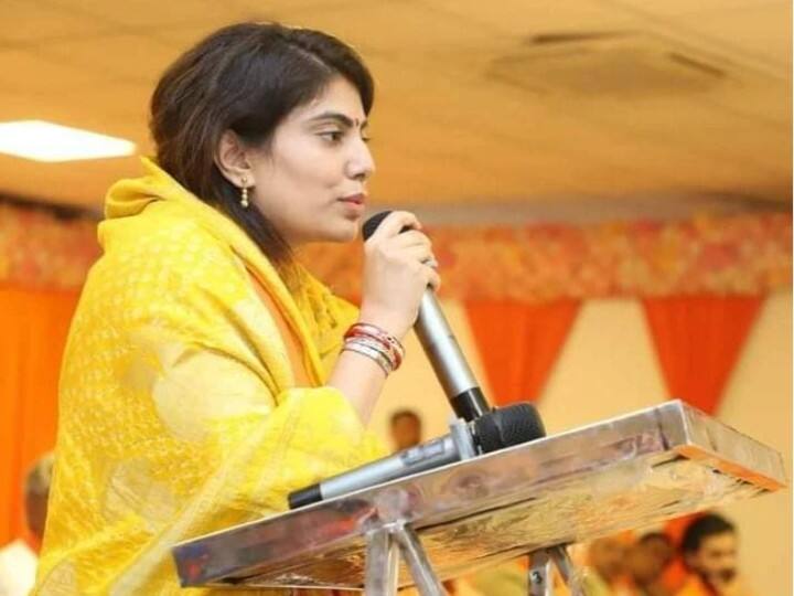 रविंद्र जडेजा की पत्नी रिवाबा जडेजा को बीजेपी ने जामनगर नॉर्थ सीट से उम्मीदवार के तौर पर खड़ा किया है. वह शुरुआती रुझानों में काफी पीछे चल रही थीं, लेकिन समय के साथ उन्होंने अच्छी बढ़त बनाई है.