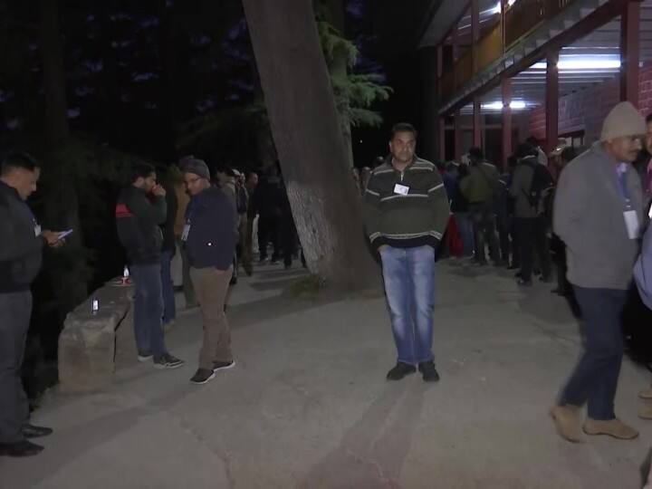 गुजरात के 33 जिलों की 182 विधानसभा सीटों के लिए चुनाव दो चरणों में एक दिसंबर और पांच दिसंबर को हुआ था. वहीं, हिमाचल की 68 सीटों पर 12 नवंबर को वोटिंग हुई थी.