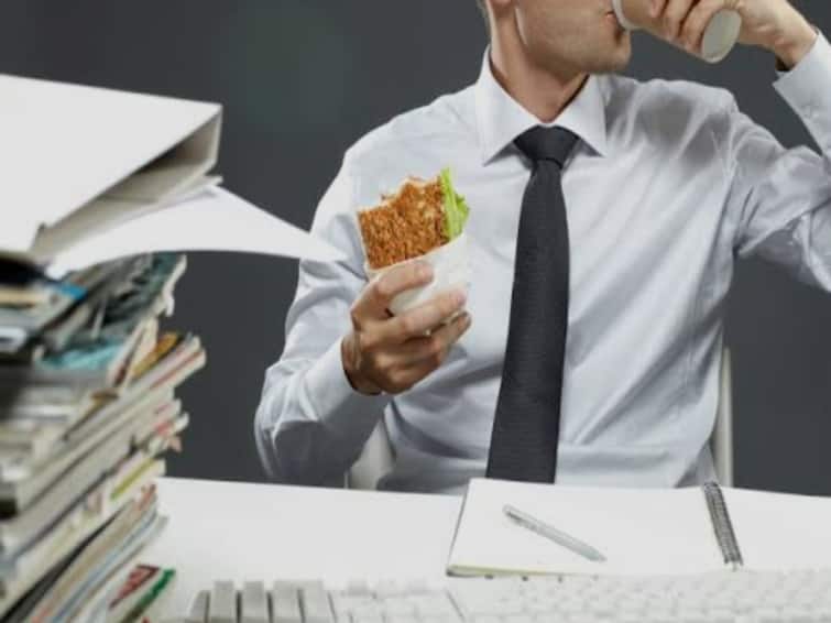 Salary in crores but not assigning any work boring The employee sued the company 1.3 கோடி ரூபாய் சம்பளம்.. வேலையே இல்லை… போரடிக்குது! கம்பெனி மேலயே வழக்கு போட்டவரை தெரியுமா?