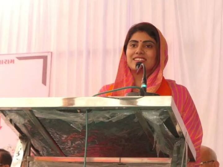 रिवाबा मूल रूप से राजकोट की रहने वाली हैं. उनके पिता शहर के जाने माने बिजनेसमैन हैं. उन्होंने राजकोट के आत्मिया इंस्टीट्यूट ऑफ टेक्नोलॉजी एंड साइंस से मैकेनिकल इंजीनियरिंग की पढ़ाई की है.