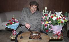 Dharmendra Birthday: ঘনিষ্ঠদের আবদারে জন্মদিনে কেক কাটলেন ‘বীরু’, নিজে না থাকতে পারলেও, নাতিকে পাঠালেন ‘জয়’