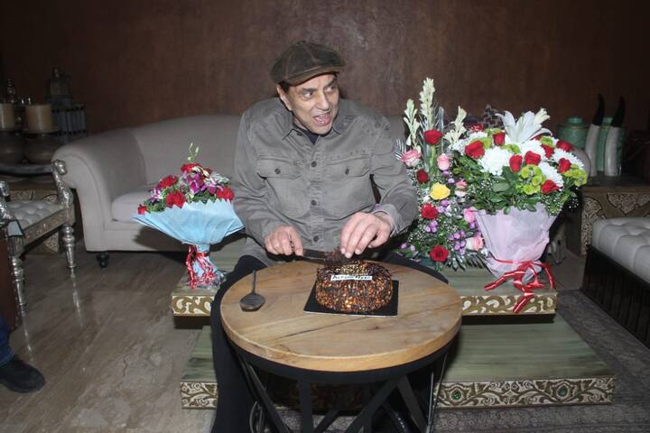 धर्मेंद्र को जन्मदिन की बधाई देते हुए उनके घरवालों ने उनके लिए स्पेशल बर्थडे विश लिखी हैं, साथ ही फैंस भी अलग-अलग अंदाज में एक्शन हीरो को जन्मदिन की बधाई देते नजर आ रहे हैं.