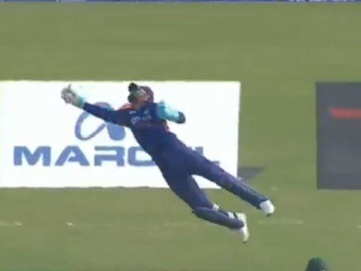 IND vs BAN KL Rahull one handed catch to dismiss Mahmudullah in 2nd ODI against bangladesh KL Rahul Catch: अर्रर्रर्र खतरनाक! उमरान मलिकच्या गोलंदाजीवर केएल राहुलचा जबरदस्त झेल, पाहा व्हिडिओ