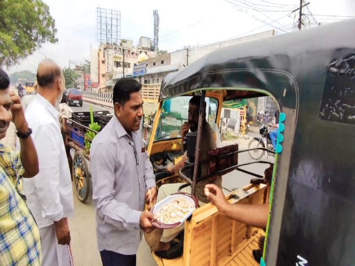 Pride of madurai: கடலை மிட்டாய் கொடுத்து மதுரை ஏ.வி பாலத்திற்கு 137வது பிறந்தநாளை கொண்டாடிய சமூக ஆர்வலர்கள்!