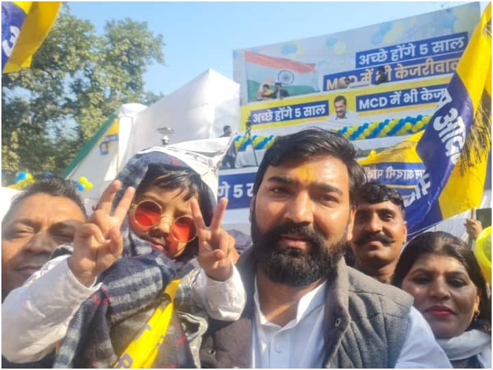 AAP की जीत का जश्न मनाते दिखे बच्चे, अरविंद केजरीवाल के गेटअप में आए नजर, देखिए फोटो