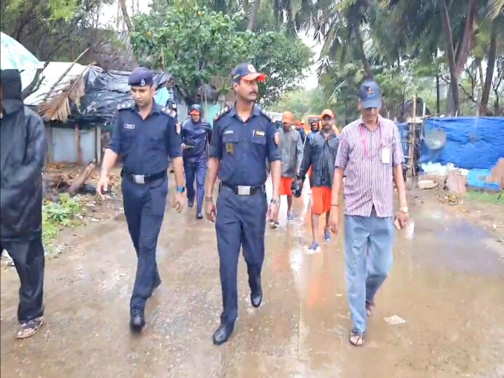 Mandous Cyclone: நாகையில் சீற்றத்துடன் காணப்பட்ட கடல்பகுதிகள்...! கொட்டும் மழையிலும் ஆய்வு செய்த தேசிய பேரிடர் மீட்பு படை..!