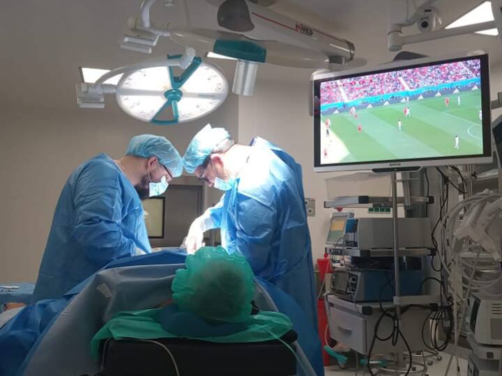 Viral News Anand Mahindra Shares Pic Of Man Watching FIFA World Cup Match During Surgery Viral News: ऑपरेशन थिएटर से व्यक्ति ने देखा फीफा वर्ल्ड कप मैच, आनंद महिंद्रा ने कर डाली ये मांग