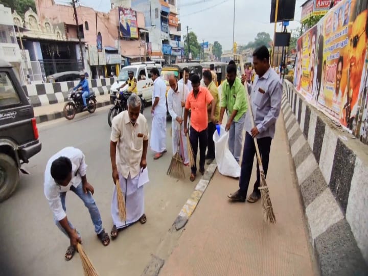 Pride of madurai: கடலை மிட்டாய் கொடுத்து மதுரை ஏ.வி பாலத்திற்கு 137வது பிறந்தநாளை கொண்டாடிய சமூக ஆர்வலர்கள்!