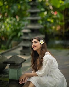 Nabha Natesh Photos:  చెవిలో పూవు పెట్టిన నభా