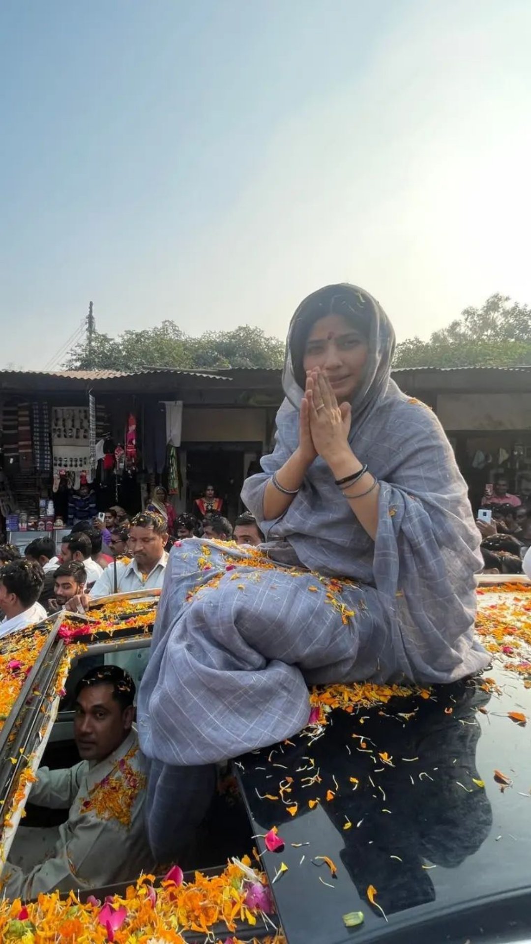 प्रचार के दौरान डिंपल यादव की तस्वीर