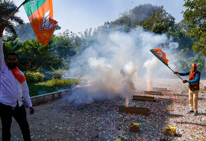 फटाके आणि गुलाल उधळत भाजप कार्यकर्त्यांनी विजयी जल्लोष साजरा केला.