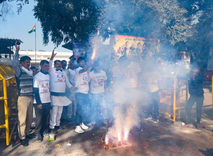 हिमाचलमध्ये ऑपरेशन लोट्सची भिती काँग्रेसला आहे, त्यामुळे आमदारांना सुरक्षित ठिकाणी हलवण्यात आलेय.  छत्तीसगढचे मुख्यमंत्री बूपेश बघेल म्हणाले की, भाजप कोणत्याही स्तराला जावू शकते. त्यामुळे आमदारांना सुरक्षित ठिकाणी ठेवावं लागेल.