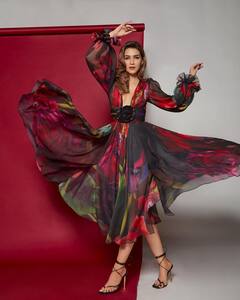 Kriti Sanon Photo : नव्या फोटोशूटमध्ये क्रिती सेनन दिसतेय स्टनिंग, पाहा फोटो