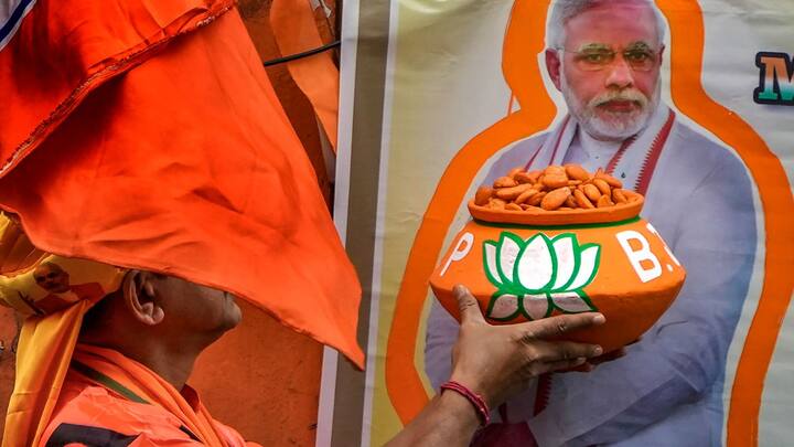 ২০২৪-এ দেশের লোকসভা নির্বাচন। তাঁর প্রাক্কালে কার্যত সেমিফাইনালের মঞ্চে নিজের গড়ে কংগ্রেসকে হেলায় হারালেন মোদি-শাহ। জয়ের উদযাপন এসে আলোড়ন তুলল মহানগরেও।