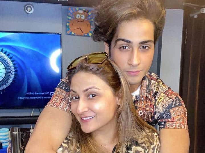 Urvashi Dholakia Son Kshitij Dholakia told he was upset with mother trolling on social media जब मां उर्वशी ढोलकिया की वजह से ट्रोल होते थे बेटे क्षितिज, सुनाया हाई स्कूल का किस्सा