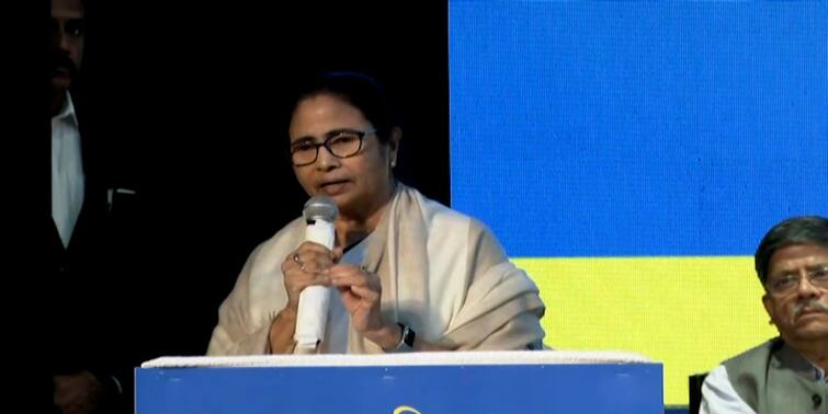 CM Mamata Banerjee Expresses Dissatisfaction Over The Service Of The Trauma Care Centre Of SSKM Mamata Banerjee: ’রেফার করে দিয়ে দায় ঝাড়লে হবে না’, এসএসকেএমের অনুষ্ঠানে ফের সতর্কবার্তা মুখ্যমন্ত্রীর