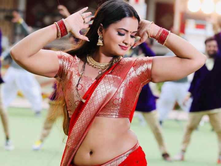 Bhojpuri Actress Neelam Giri Education hit song debut lifestyle age Bhojpuri News : जानिए कितनी पढ़ी-लिखी हैं भोजपुरी एक्ट्रेस Neelam Giri , एक्टिंग करियर के साथ पढ़ाई में भी रहीं नंबर 1