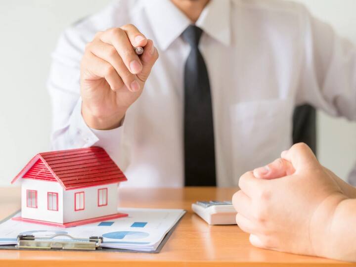 3. अगर आपका क्रेडिट स्कोर खराब है, तो बैंक की ओर से आपको अधिक ब्याज पर लोन दिया जा सकता है, लेकिन सिबिल स्कोर अच्छा होने पर आप कम ब्याज दर के लिए बैंक से मोलभाव कर सकते हैं.