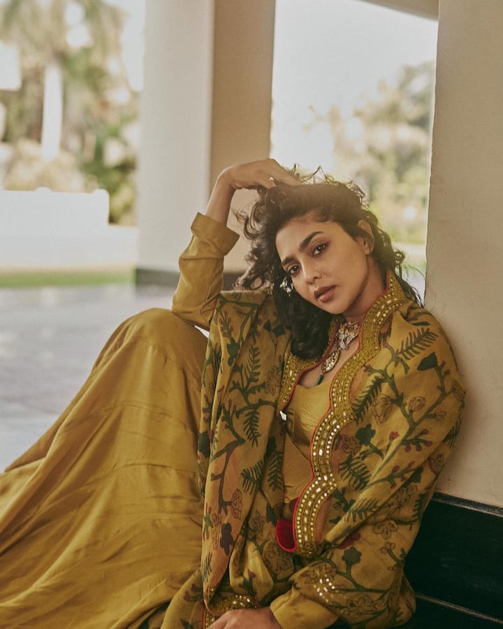 'మట్టి కుస్తీ'తో మరోసారి ప్రేక్షకుల ముందుకి వచ్చింది ఐశ్వర్య లక్ష్మీ. Image Credit: Aishwarya Lekshmi/Instagram