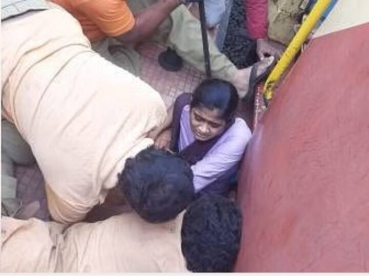 Trending news: Hyderabad: Girl student got stuck between train and platform  at Duvvada station, died during treatment - Hindustan News Hub