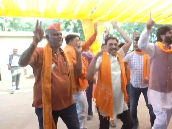 गुजरात में बीजेपी ऐतिहासिक जीत की तरफ है. बीजेपी की खुशी थमने का नाम नहीं ले रही है. बीते 27 सालों से सत्ता पर काबिज बीजेपी एक बार फिर यहां सरकार बनाती नजर आ रही है.