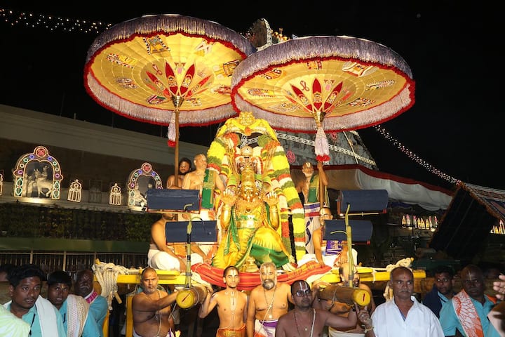 గరుడ వాహనంపై విహరిస్తున్న మలయప్ప స్వామి వారిని దర్శనంతో సప్తగిరులు గోవింద నామస్మరణతో మారుమోగాయి.