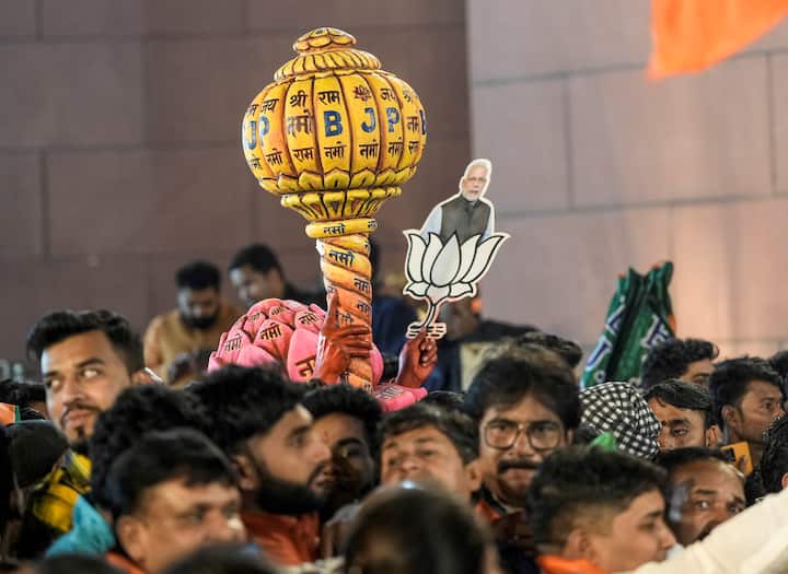 नरेंद्र मोदी मुख्यमंत्री असतानाही भाजपला इतक्या मोठ्या प्रमाणात यश मिळालं नव्हतं. तसेच काँग्रेसला या निवडणुकीत फक्त 16 जागा तर आम आदमी पक्षाला आतापर्यंत केवळ पाच जागांवर विजय मिळवता आला.