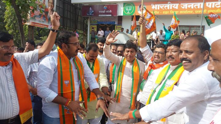 यावेळी नेत्यांनी डान्स करून जल्लोष साजरा केला.