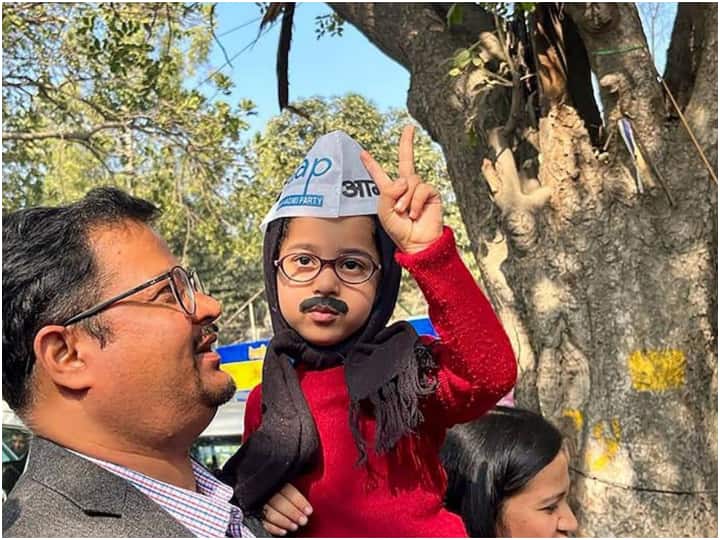 AAP की जीत का जश्न मनाते दिखे बच्चे, अरविंद केजरीवाल के गेटअप में आए नजर, देखिए फोटो