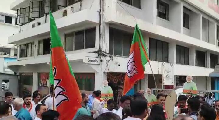 पंतप्रधान नरेंद्र मोदींंचे फोटो हातात घेत विजयोत्सव साजरा करताना दिसत आहेत.