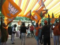 PHOTOS: गुजरात में ऐतिहासिक जीत की ओर BJP, पार्टी में जश्न का माहौल, देखें किस तरह झूम उठे कार्यकर्ता