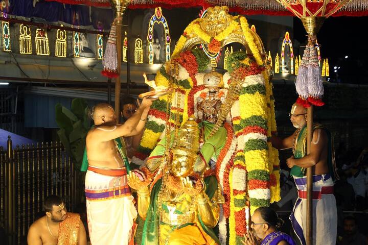 తిరుమాఢ వీధుల్లో విహరిస్తున్న మలయప్ప స్వామి వారికి భక్తులు కర్పూర నీరాజనాలు పలికారు.