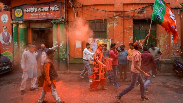 Celebration At Kolkata:২০২৪-এ দেশের লোকসভা নির্বাচন। তাঁর প্রাক্কালে কার্যত সেমিফাইনালের মঞ্চে নিজের গড়ে কংগ্রেসকে হেলায় হারালেন মোদি-শাহ। জয়ের উদযাপন এসে আলোড়ন তুলল মহানগরেও।