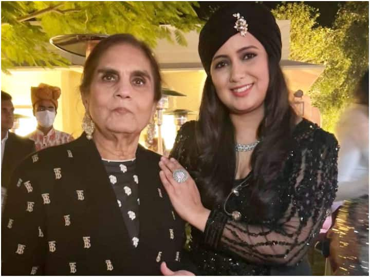 Harshdeep Kaur performed at Salman Khan mother Salma Khan 80th birthday bash Helen also danced see Inside Pics Inside Pics: Salman Khan की मां सलमा खान के बर्थडे बैश में हेलन ने किया जमकर डांस, फोटोज वायरल