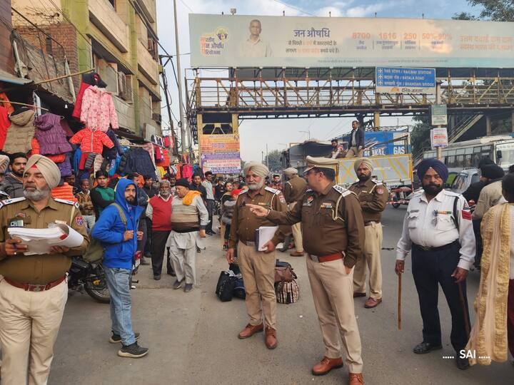 ਉਨ੍ਹਾਂ ਦੁਕਾਨਦਾਰਾਂ ਅਤੇ ਗੱਡੀਆਂ ਪਾਰਕ ਕਰਨ ਵਾਲੇ ਲੋਕਾਂ ਨੂੰ ਅਪੀਲ ਕੀਤੀ ਕਿ ਉਹ ਸ਼ਹਿਰ ਦੀ ਆਵਾਜਾਈ ਵਿੱਚ ਸੁਧਾਰ ਕਰਨ ਲਈ ਪੁਲਿਸ ਦਾ ਸਾਥ ਦੇਣ।