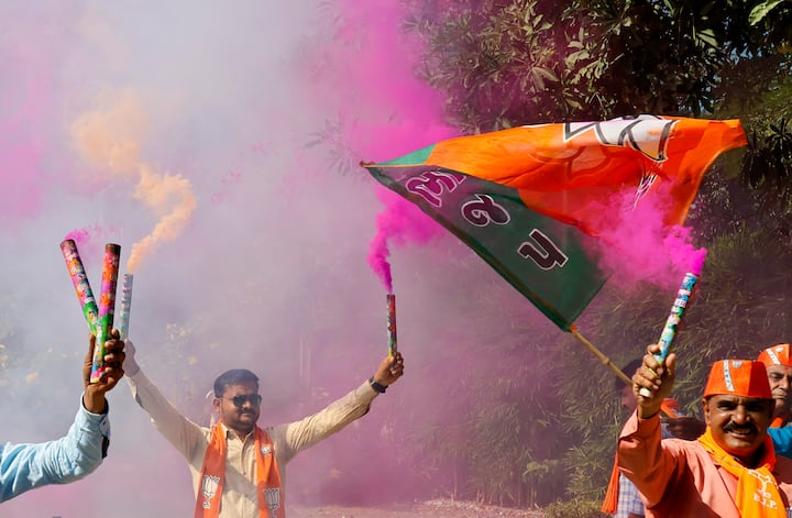 भाजपने यंदाच्या निवडणुकीत या आधीचे सर्व जुने विक्रम मोडले आणि तब्बल 53 टक्क्यांहून अधिक मतं मिळवली. 2002 सालच्या निवडणुकीत 49.85 टक्के, 2007 साली 49.12 टक्के आणि 2012 साली 47.85 टक्के मतदान भाजपने मिळवले होते. यंदा त्यापेक्षा अधिक मतदारांनी भाजपच्या पारड्यात आपली मतं टाकली.