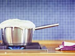 Boiling Milk : उकळते दूध सांडणे अशुभ का मानले जाते? जाणून घ्या सविस्तर 