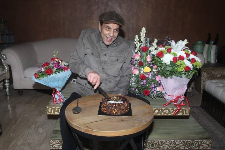 हाल ही में धर्मेंद्र ने मीडिया के साथ अपने जन्मदिन पर केक कट करते हुए इस दिन को और भी ज्यादा खास बनाया है.