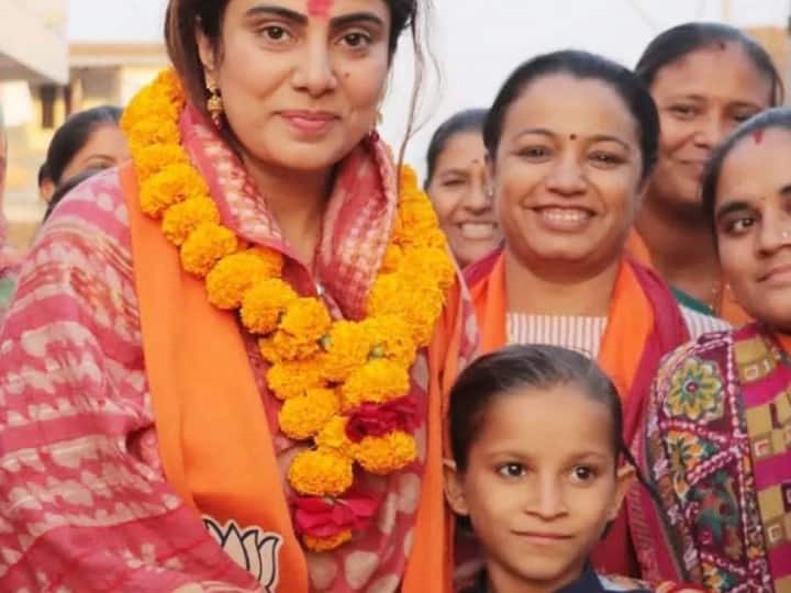 उम्मीदवारी मिलते ही रिवाबा, दो कारणों से सुर्खियों में रहीं. पहला- वह क्रिकेटर रविंद्र जडेजा की पत्नी हैं. दूसरा- उनकी भाभी विपक्षी पार्टी कांग्रेस में हैं और वह उनके खिलाफ प्रचार में उतरी थीं.