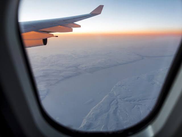 हवाई सफर रोमांच से भरा रहता है. हवाई सफर के दौरान कई चीजों को देखकर हमारे मन में तरह-तरह के सवाल भी आते हैं. हवाईजहाज से सफर करने के दौरान आपने ध्यान दिया होगा कि प्लेन की खिड़की पर एक छोटा सा छेद होता है. क्या आपने कभी सोचा है कि ऐसा क्यों होता है?