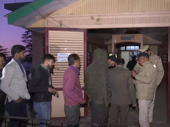 गुजरात में वोटों की गिनती के लिए 37 काउंटिंग सेंटर बनाए गए हैं. मतगणना स्थलों के आसपास धारा 144 लागू कर दी गई है. सुरक्षा के कड़े इंतजाम किए गए हैं और चप्पे-चप्पे पर सुरक्षाबलों की तैनाती हैं.