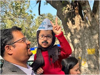 AAP की जीत का जश्न मनाते दिखे बच्चे, अरविंद केजरीवाल के गेटअप में आए नजर, देखिए फोटो