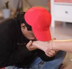 ਕੌਣ ਹੈ ਆਸ਼ੂ ਰੈਡੀ? ਕਿਉਂ ਰਾਮ ਗੋਪਾਲ ਵਰਮਾ ਨੂੰ ਅਭਿਨੇਤਰੀ ਦੇ ਪੈਰ ਚੁੰਮਦੇ ਦੇਖਿਆ ਗਿਆ...ਜਾਣੋ ਕੀ ਹੈ ਪੂਰਾ ਮਾਮਲਾ