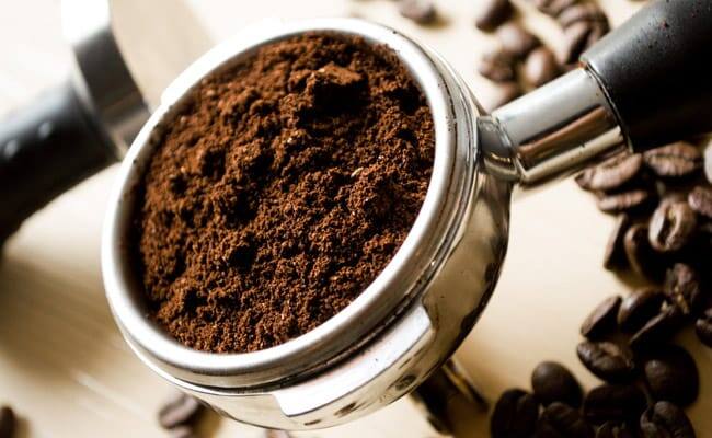 कॉफी स्क्रब भी स्ट्रेच मार्क्स को कम करने में काफी फायदेमंद है. ऐसा माना जाता है कि एक्सफोलिएशन त्वचा को चिकना और निशानों को कम कर सकता है. आप चाहे तो स्क्रबिंग से स्ट्रेच मार्क्स का इलाज कर सकती हैं.