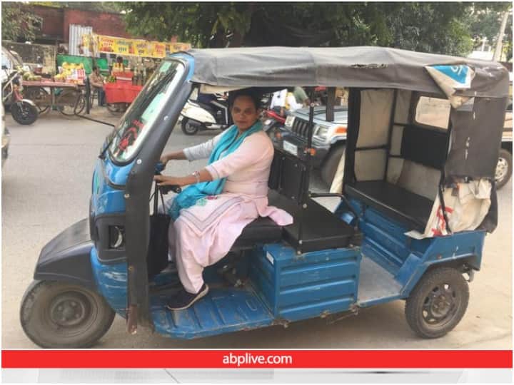 Paramjeet Kaur is driving an e-rickshaw to support her family Video: पति की मौत के बाद पत्नी चला रही ई-रिक्शा, आनंद महिंद्रा हुए प्रभावित