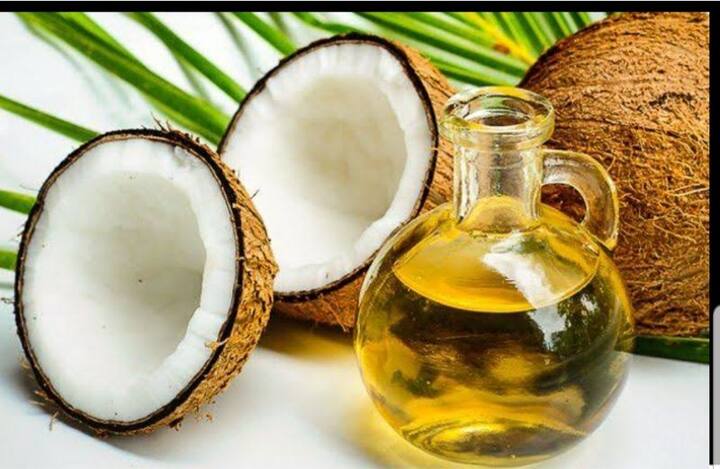 नारियल का तेल हर परेशानी का इलाज है. ये मॉइस्चराइजर के रूप में इस्तेमाल किया जाता है. स्ट्रेच मार्क्स को रोकने में ये काफी मददगार है, आप वर्जिन कोकोनट ऑयल को 5 से 10 मिनट के लिए अफेक्टेड एरिया पर मसाज करें और दिन भर रहने दें. सोने से पहले एक बार फिर से मालिश कर लें. इससे फायदा होना मुमकिन है.