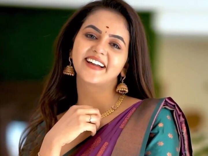 எங்கேயோ போகின்ற மேகம் நிற்குது...