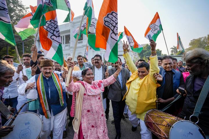 हिमाचल प्रदेशमध्ये भाजपने एकहाती सत्ता मिळवल्यानंतर देशभरातील काँग्रेस कार्यकर्त्यांनी विजयी जल्लोष केला आहे.