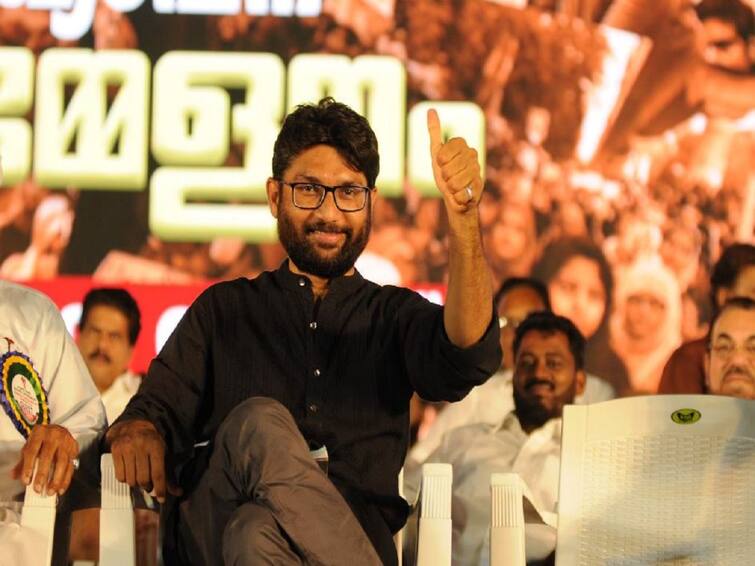 Gujarat Election Results 2022 congress leader Jignesh Mevani Wins Vadgam Seat Again Jignesh Mevani : பொது மக்களிடமே நிதி திரட்டி போட்டியிட்டு, மீண்டும் வென்ற ஜிக்னேஷ் மேவானி...பாஜக சுனாமி எதிர்நீச்சல் செய்து வெற்றி..!