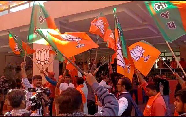 ਭਾਜਪਾ ਨੇ ਗੁਜਰਾਤ ਵਿੱਚ ਜਸ਼ਨ ਮਨਾਉਣੇ ਸ਼ੁਰੂ ਕਰ ਦਿੱਤੇ ਹਨ। ਪਾਰਟੀ ਆਗੂਆਂ ਤੇ ਵਰਕਰਾਂ ਵਿੱਚ ਅਦਭੁਤ ਉਤਸ਼ਾਹ ਦੇਖਣ ਨੂੰ ਮਿਲ ਰਿਹਾ ਹੈ।